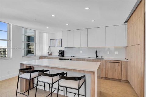 Condo in Miami Beach, Florida, 2 bedrooms  № 1973782 - photo 13