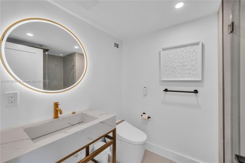 Condo in Miami Beach, Florida, 2 bedrooms  № 1973782 - photo 26