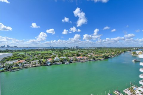 Condo in Miami Beach, Florida, 2 bedrooms  № 1973782 - photo 11