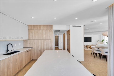 Condo in Miami Beach, Florida, 2 bedrooms  № 1973782 - photo 14