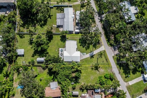 House in North Fort Myers, Florida 3 bedrooms, 181.44 sq.m. № 1535079 - photo 7