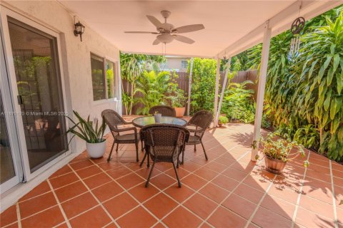 Townhouse in Miami, Florida 3 bedrooms, 146.41 sq.m. № 1925592 - photo 17