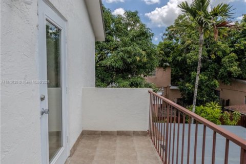 Townhouse in Miami, Florida 3 bedrooms, 146.41 sq.m. № 1925592 - photo 25