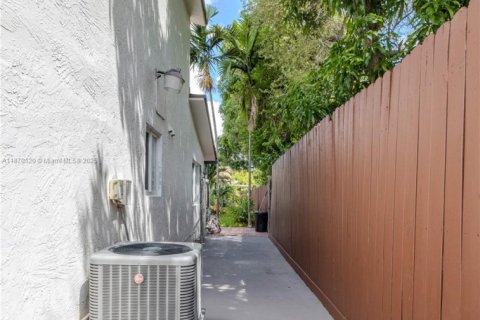 Townhouse in Miami, Florida 3 bedrooms, 146.41 sq.m. № 1925592 - photo 20