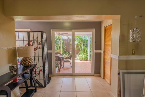 Townhouse in Miami, Florida 3 bedrooms, 146.41 sq.m. № 1925592 - photo 16