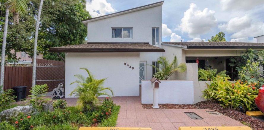 Townhouse in Miami, Florida 3 bedrooms, 146.41 sq.m. № 1925592