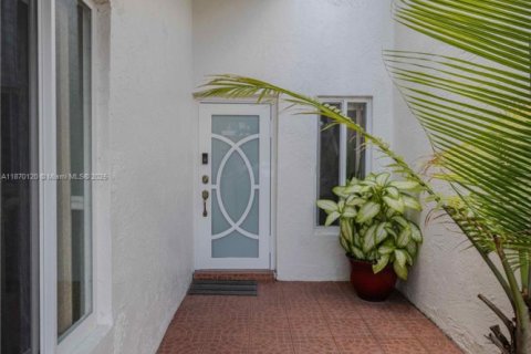 Townhouse in Miami, Florida 3 bedrooms, 146.41 sq.m. № 1925592 - photo 2