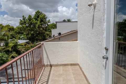 Townhouse in Miami, Florida 3 bedrooms, 146.41 sq.m. № 1925592 - photo 26