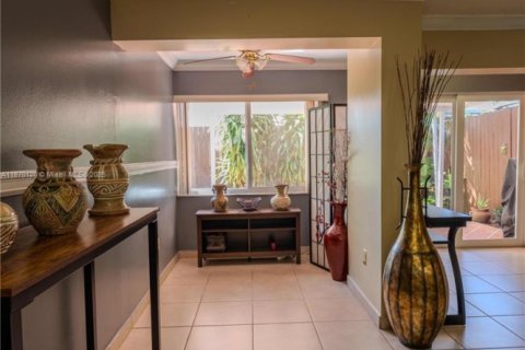 Townhouse in Miami, Florida 3 bedrooms, 146.41 sq.m. № 1925592 - photo 15