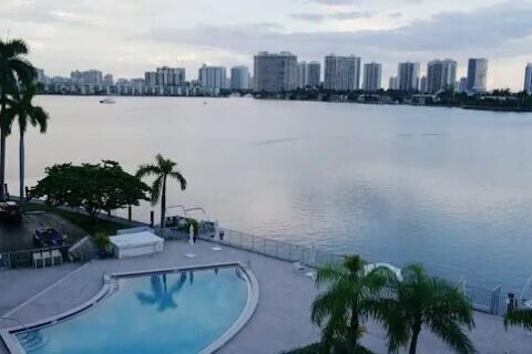 Condo in North Miami Beach, Florida, 2 bedrooms  № 2260230 - photo 2