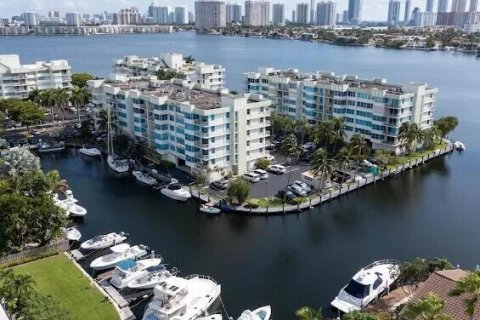 Condo in North Miami Beach, Florida, 2 bedrooms  № 2260230 - photo 5