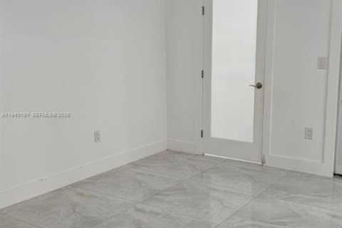 Casa en venta en Hialeah Gardens, Florida, 3 dormitorios, 115.2 m2 № 1997677 - foto 7