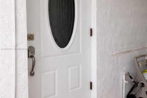 Casa en venta en Hialeah Gardens, Florida, 4 dormitorios, 115.2 m2 № 1997677 - foto 11