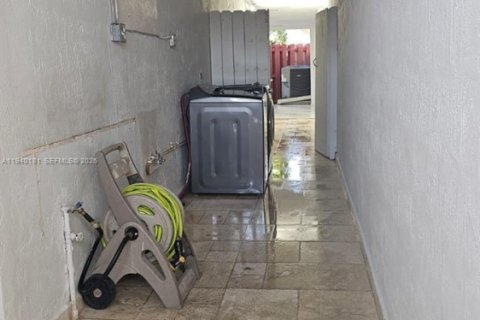 Casa en venta en Hialeah Gardens, Florida, 3 dormitorios, 115.2 m2 № 1997677 - foto 11