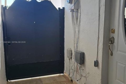 Casa en venta en Hialeah Gardens, Florida, 3 dormitorios, 115.2 m2 № 1997677 - foto 10