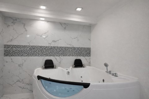 Casa en venta en Hialeah Gardens, Florida, 4 dormitorios, 115.2 m2 № 1997677 - foto 19