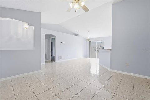Villa ou maison à vendre à Deltona, Floride: 3 chambres, 112.5 m2 № 2415347 - photo 6