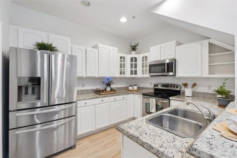 Townhouse in Windermere, Florida 3 bedrooms, 153.01 sq.m. № 2142779 - photo 2
