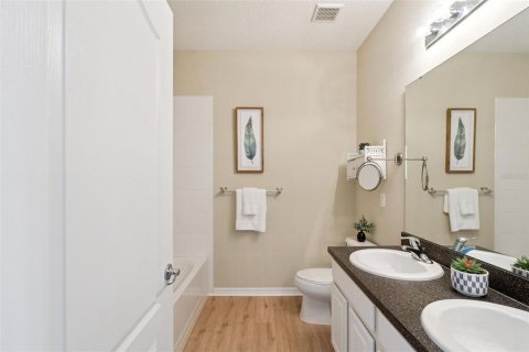 Townhouse in Windermere, Florida 3 bedrooms, 153.01 sq.m. № 2142779 - photo 24