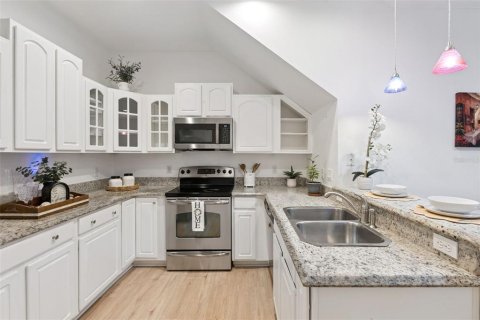 Townhouse in Windermere, Florida 3 bedrooms, 153.01 sq.m. № 2142779 - photo 3