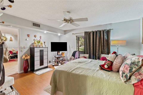 Condo in Pembroke Pines, Florida, 2 bedrooms № 1959885 - photo 11