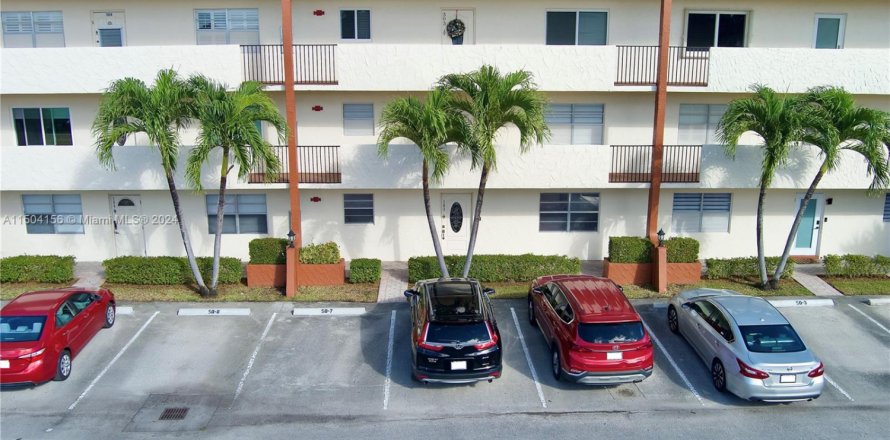 Condo in Pembroke Pines, Florida, 2 bedrooms № 1959885