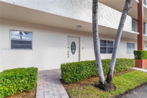 Condo in Pembroke Pines, Florida, 2 bedrooms № 1959885 - photo 2