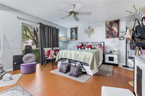 Condo in Pembroke Pines, Florida, 2 bedrooms № 1959885 - photo 10