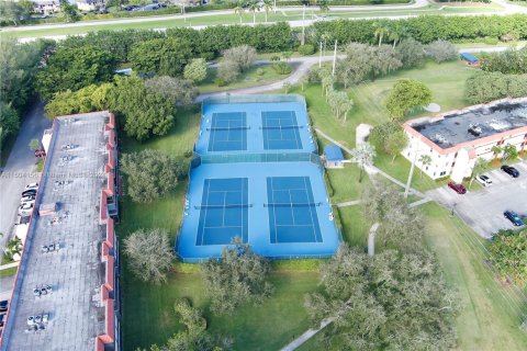 Condo in Pembroke Pines, Florida, 2 bedrooms № 1959885 - photo 19