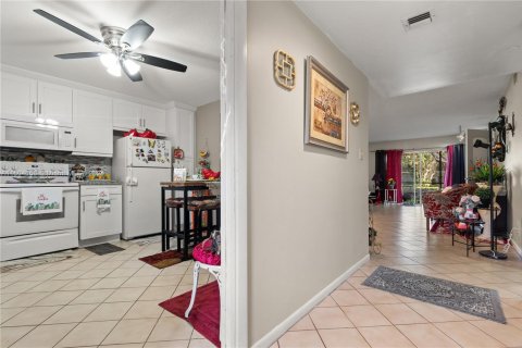 Condo in Pembroke Pines, Florida, 2 bedrooms № 1959885 - photo 3