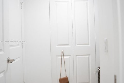 Condo in Sunrise, Florida, 2 bedrooms  № 1867967 - photo 24