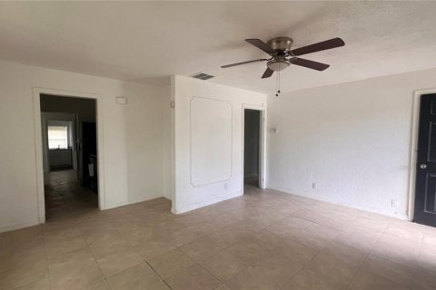 House in Orlando, Florida 5 bedrooms, 129.23 sq.m. № 1793061 - photo 15