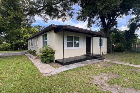 House in Orlando, Florida 5 bedrooms, 129.23 sq.m. № 1793061 - photo 1