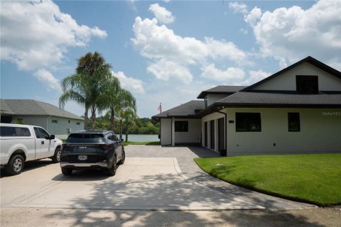 House in New Smyrna Beach, Florida 4 bedrooms, 284.56 sq.m. № 2200212 - photo 4