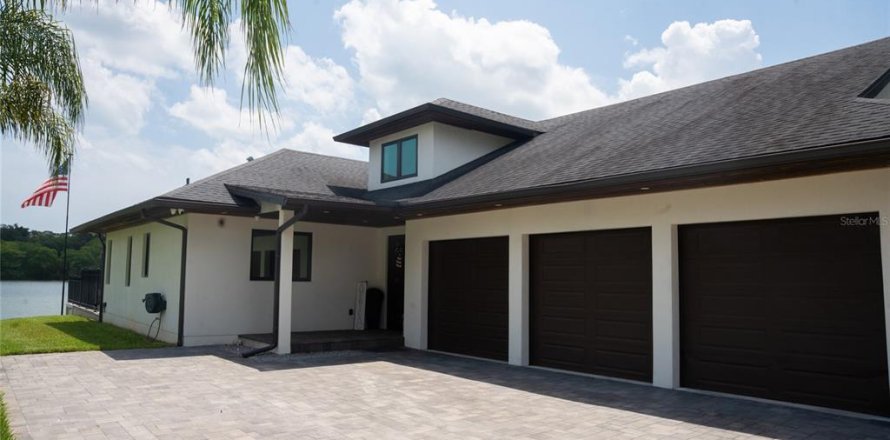 House in New Smyrna Beach, Florida 4 bedrooms, 284.56 sq.m. № 2200212