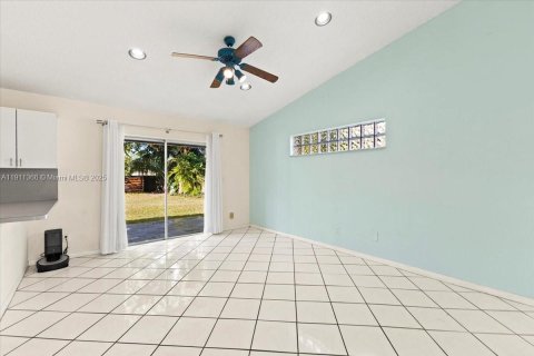 Casa en venta en West Park, Florida, 3 dormitorios, 187.94 m2 № 1967062 - foto 14