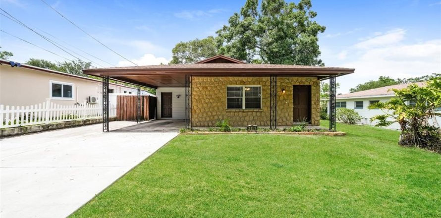 House in Tampa, Florida 3 bedrooms, 113.15 sq.m. № 1846575