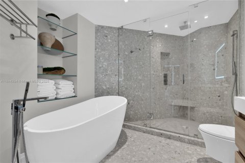 Condo in Miami Beach, Florida, 2 bedrooms  № 1842736 - photo 17