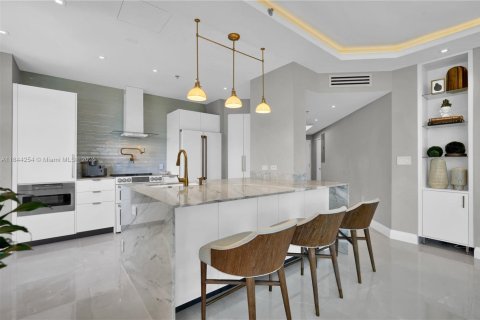 Condo in Miami Beach, Florida, 2 bedrooms  № 1842736 - photo 13