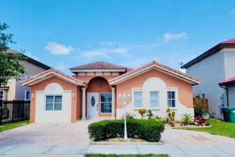 Снять в аренду виллу или дом в Майами, Флорида 4 спальни, 175.59м2, № 1956134 - фото 1