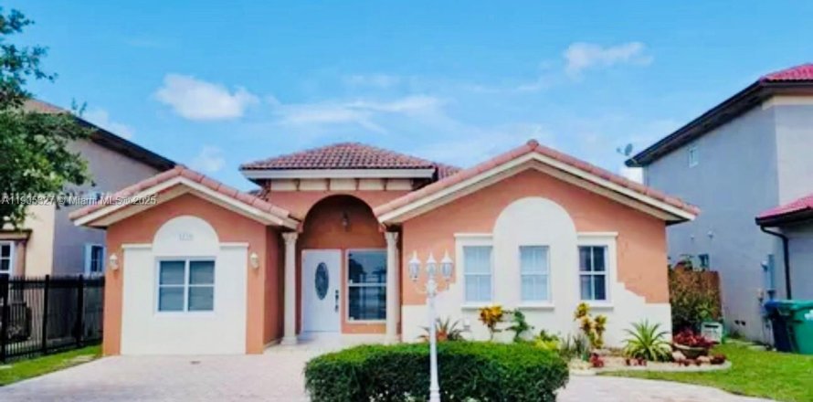 Дом в Майами, Флорида 4 спальни, 175.59м2 № 1956134