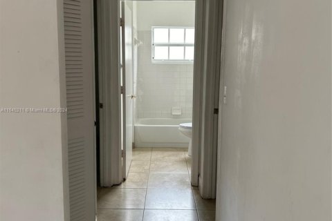 Casa en venta en Hialeah, Florida, 2 dormitorios, 101.26 m2 № 1737558 - foto 10
