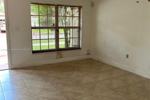 Casa en venta en Hialeah, Florida, 2 dormitorios, 101.26 m2 № 1737558 - foto 9