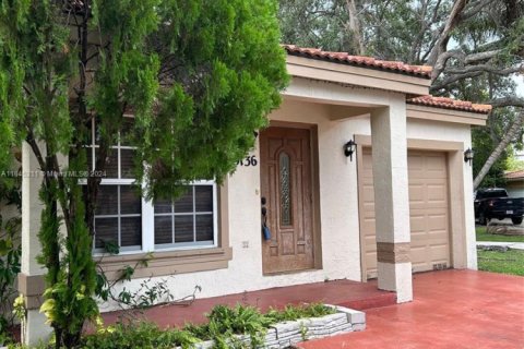 Casa en venta en Hialeah, Florida, 2 dormitorios, 101.26 m2 № 1737558 - foto 3