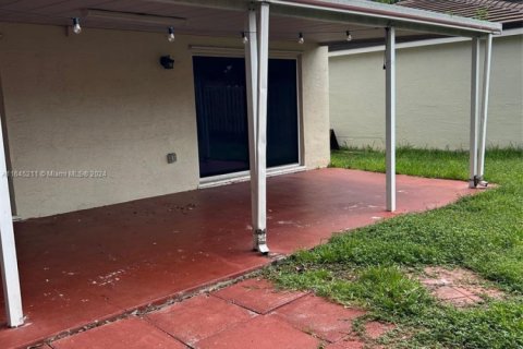 Casa en venta en Hialeah, Florida, 2 dormitorios, 101.26 m2 № 1737558 - foto 14