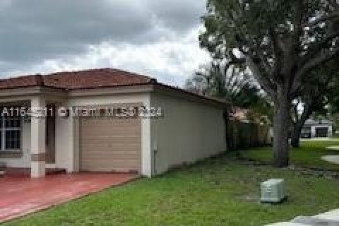 Casa en venta en Hialeah, Florida, 2 dormitorios, 101.26 m2 № 1737558 - foto 4