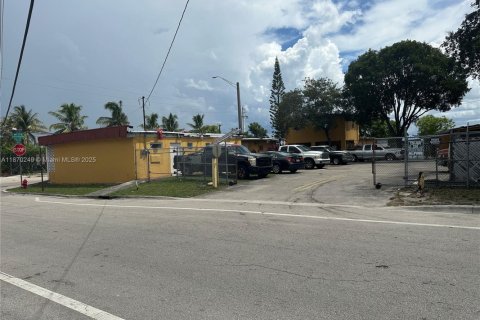 Propiedad comercial en venta en Fort Lauderdale, Florida № 1922965 - foto 6