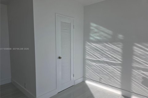 Condo in Miami Beach, Florida, 1 bedroom  № 1996349 - photo 9