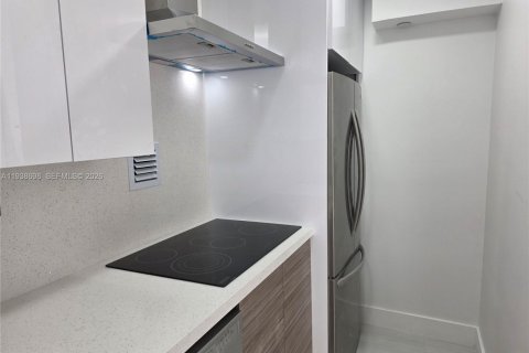 Condo in Miami Beach, Florida, 1 bedroom  № 1996349 - photo 3