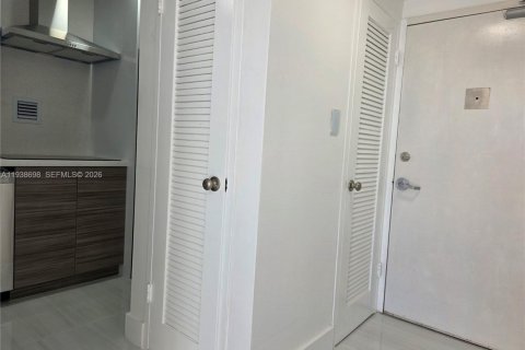 Condo in Miami Beach, Florida, 1 bedroom  № 1996349 - photo 6